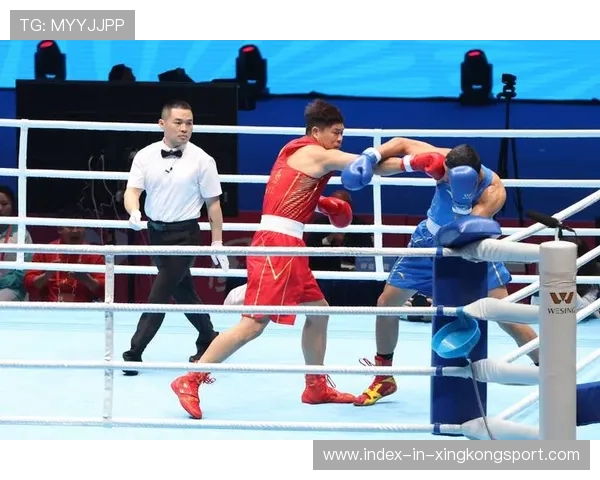 拳击手在场上用步伐逐步瓦解对手防线