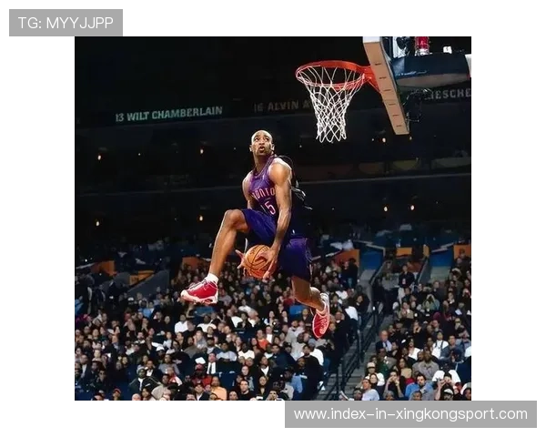 NBA扣篮头顶越过两人，裁判表情瞬间僵住