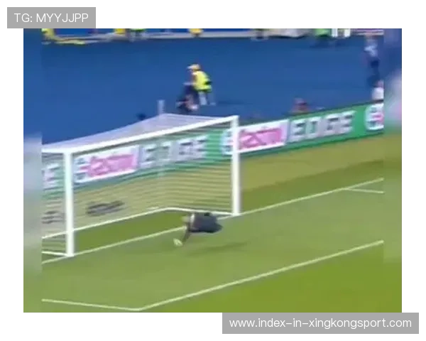 足球一脚精准直塞切开整条后防，揭秘足球场上的致命一击