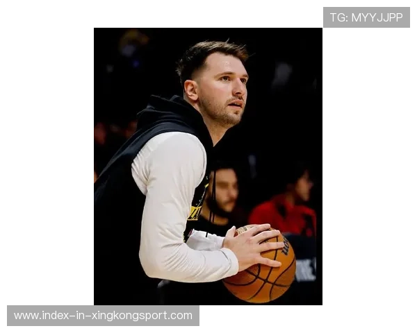 东契奇挡拆后外线空位稳稳命中,独行侠扩大优势 东契奇挡拆后外线空位稳稳命中,独行侠扩大优势