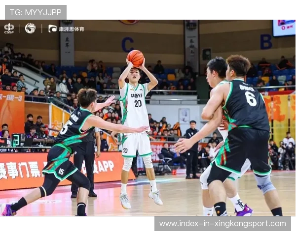 华大男篮迎战澳门黑熊：吉祥物“龙仔”完美诠释“永不言弃”