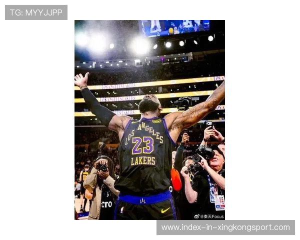 天王归来！詹姆斯季后赛大爆发全场燃爆！，詹姆斯季后赛2021