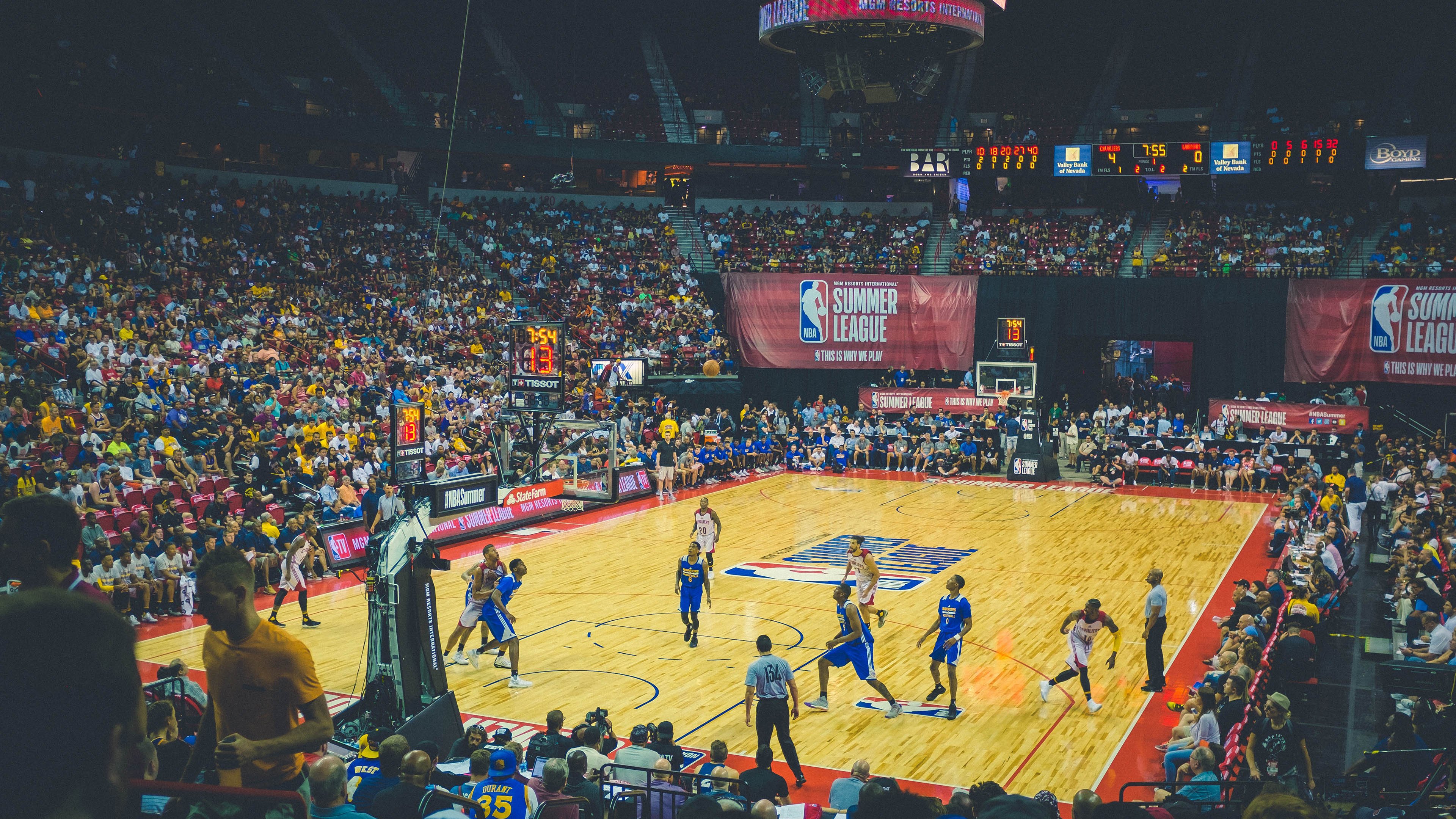 “可调高度篮球架”社区球场升级 低年级学生首次轻松扣篮